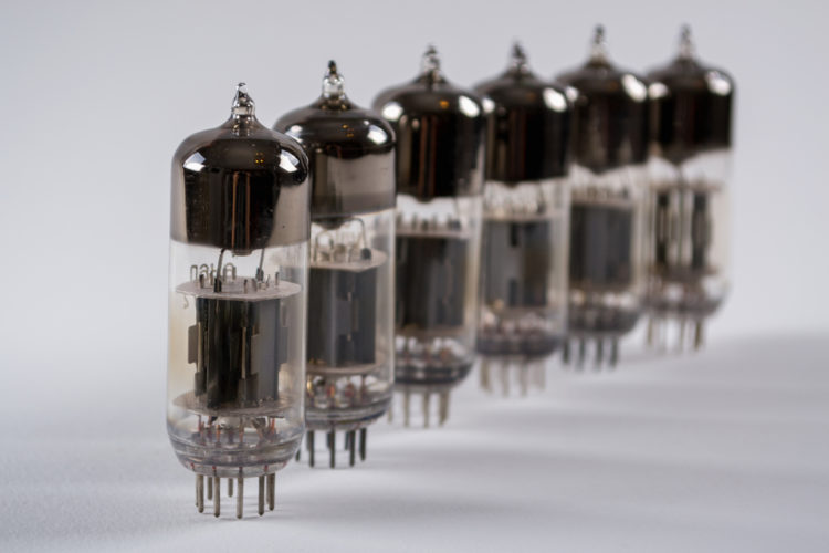 row of vacuum tubes to illustrate 6l6 vs el34 tubes